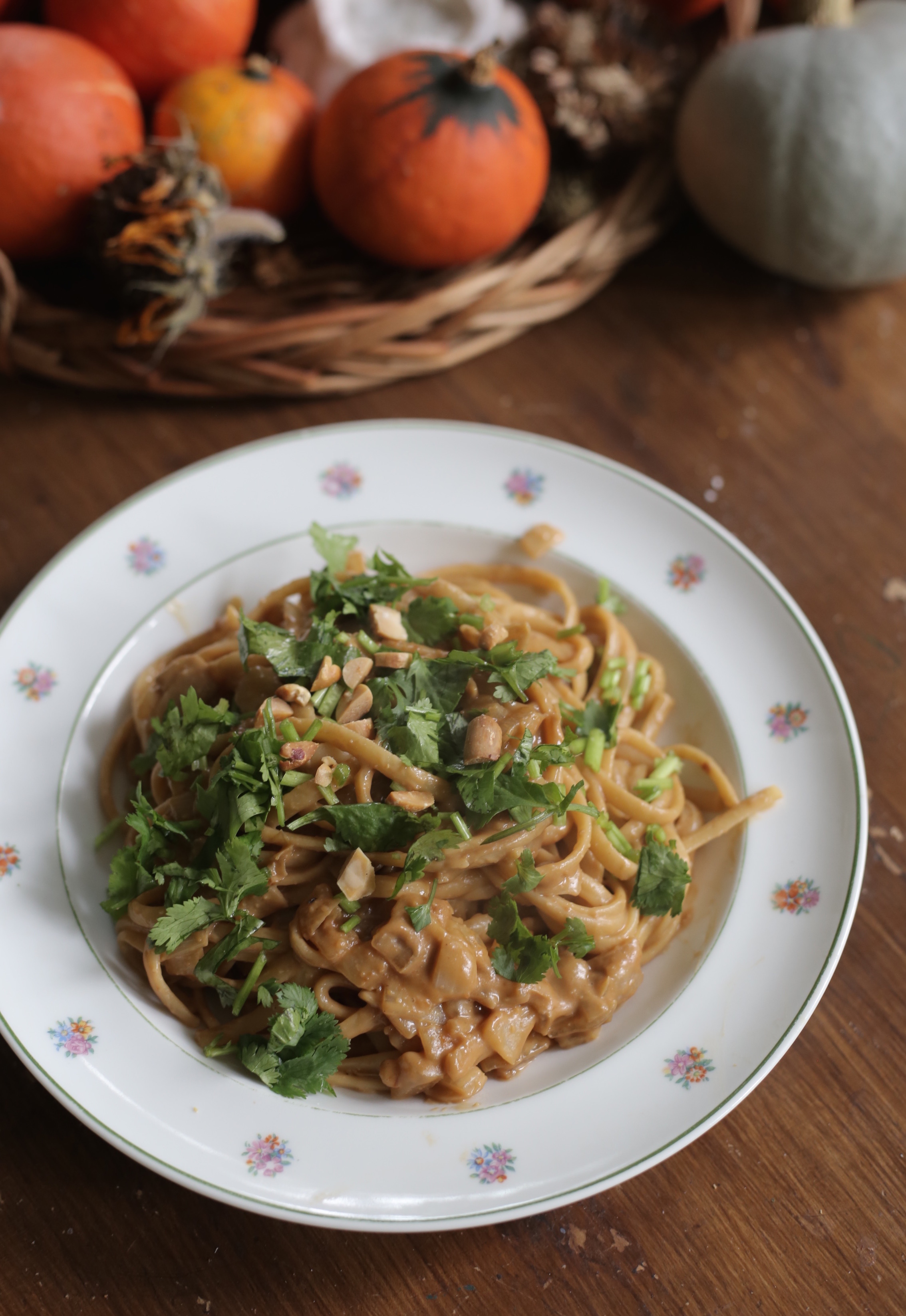 Pedaços de fígado frito com molho de tomate, cebolas e pepinos em conserva  delicioso prato saudável